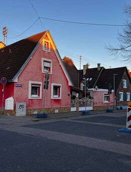 +++ Halbfreistehendes Einfamilienhaus mit separatem Anbau auf Eckgrundstück nahe der Straßenbahnhaltestelle +++ - Karlsruhe