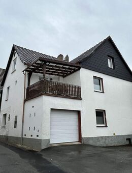 Wohnhaus mit Garage und zwei Balkonen in Ossendorf - Warburg (Hansestadt)