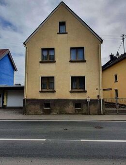 Solide Kapitalanlage mit Ausbaupotenzial - vermietetes Einfamilienhaus mit großer Scheun, Grundstück - Flacht