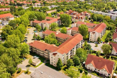 Merseburg - Fliegerstädtchen: absolut ruhige 2-Zimmer-Wohnung mit Lift, Balkon und Stellplatz