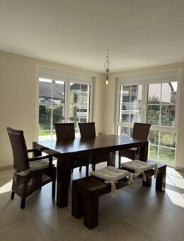 Moderne Stadtvilla mit großzügigem Außenbereich und flexibler Einliegerwohnung auf Anfrage - Mühlhausen (Baden-Württemberg)