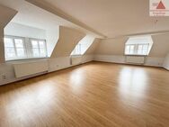 Wohnen über den Dächern von Lößnitz! 3-Raum-Maisonette-Wohnung am Markt - Lößnitz