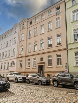 Zentrales Wohnglück mit Blick ins Grüne - Dachgeschosswohnung mit Flair - Schwerin