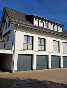 Lichtdurchflutet, hoher Komfort - neuwertige Doppelhaushälfte mit 3 Garagen in Bad Berleburg-Raumland - Bad Berleburg