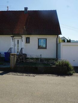 Charmante Doppelhaushälfte mit großem Grundstück und Garage - Bisingen