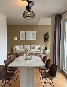 Zwei-Zimmer-Dachgeschosswohnung mit Weitblick und Westbalkon - Frankfurt (Main)