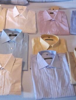Gr. 41: 14 Hemden + Smoking-Hemd mit schwarzer Fliege + 17 Krawatten + 12 Freizeithemden + Gr. 50/52: 3 Pullover + Gr. 55/56: 4 Hüte + 2 Hosenträger + 5 Gürtel (2x Leder). Versand möglich. - München