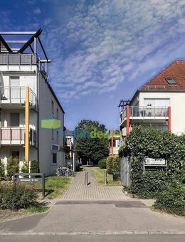 Top gelegen - 2 Zimmer, Balkon, Laminat, Bad mit Wanne, Einbauküche, TG-Stellplatz! - Markkleeberg