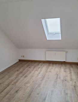 Single - Dachgeschoßwohnung in Münchenbernsdorf zu vermieten ! - Münchenbernsdorf