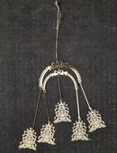 Weihnachtsbaumanhänger Mobile mit fünf geschmückten Weihnachtsbäumen in 45279