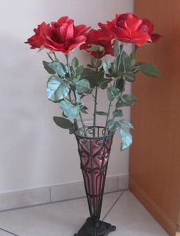 Schmiedeeiserne Blumenvase mit 5 Rosen, 2 Blumensträuße, 2 rote Blütenkränze - München