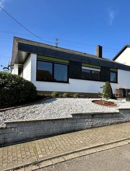 /Freistehender Bungalow mit traumhaftem Garten und Südlage/ - Nalbach