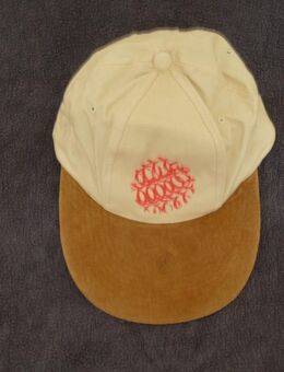 Basecap. Schirm mit Echtem Leder bezogen. LADEN-NEU. Reine Baumwolle. Farbe: Warmes Sand. Sehr aufwändig verarbeitet, Nähte extra abgesteppt usw. TOP Qualität, Grösse stufenlos verstellbar von Gr. M/L-XL, Gr. 56 bis ca. 60 cm – Golfkappe NICHT getragen ! - Bad Oeynhausen