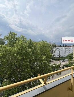 IMMOBERLIN.DE - Lichtdurchflutete sanierte Wohnung mit ruhiger Südloggia - Berlin