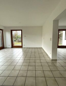 Helle 4,5-Zimmer-Erdgeschosswohnung mit Terrasse, Gartenanteil und Garage in Laichingen - Laichingen