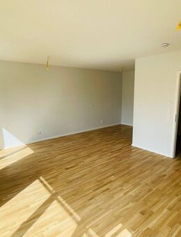 Helle 2 Zimmerwohnung mit offener Einbauküche und Tiefgaragenstellplatz - Nauen