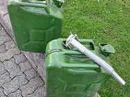 2 ältere Kraftstoffkanister Metall 20 L olivgrün mit Einfüller 25 € VB - Melsungen