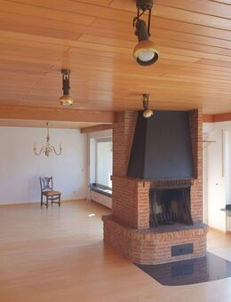 Entdecken Sie diese großzügige Immobilie in begehrter Lage auf einem großen ruhigen Grundstück! - Schwindegg