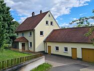 Zweifamilienhaus mit Nebengebäuden und großem Grundstück in naturnaher Ortsrandlage - Dipperz