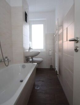NEU RENOVIERT! **3-Zimmer-Wohnung mit neu saniertem Badezimmer im 1. OG zu vermieten** - Reuth (Sachsen)