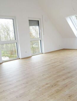 GANZ NEUE LICHTDURCHFLUTETE DACHGESCHOSSWOHNUNG MIT SONNIGER LOGGIA UND BLICK INS GRÜNE - Erlangen