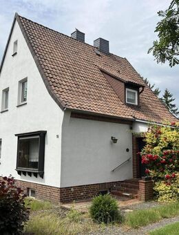 Charmantes Siedlungshaus auf 2.890 m² Baugrundstück mit Keller, 2 Garagen und überdachter Terrasse - Gifhorn