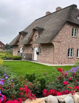 Exklusive Doppelhaushälfte unter Reet mit großzügigem Garten – KfW 40, nahe St. Peter-Ording - Garding