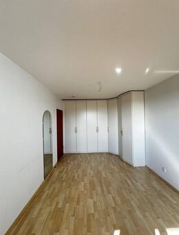 Helle Obergeschosswohnung mit Dachterrasse, Loggia und traumhaftem Fernblick - Tiefgaragenstellplatz - Maintal