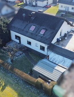 großzügiges 2 Parteienhaus mit 2 Garagen und 4 Außenstellplätzen - Heinzenbach