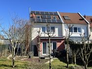 Wohnen im sonnigen Grün... vermietetes Reiheneckhaus mit Keller, Doppelcarport und Garten, Grund 354m², Wohnfl. 130m² - Haßfurt