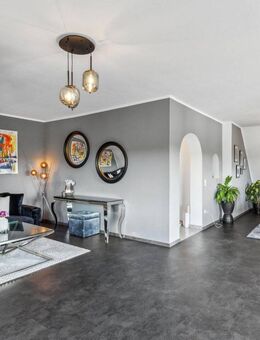 Engel & Völkers: Sanierte Eigentumswohnung mit Garten, Weitblick und 174 m² Wohnkomfort! - Hennef (Sieg)