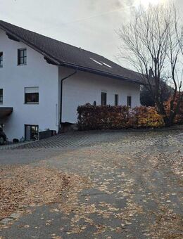 Besondere 5-Zimmer-Küche-Bad-Etagenwohnung mit Gartenanteil in Eging am See - Eging (See)