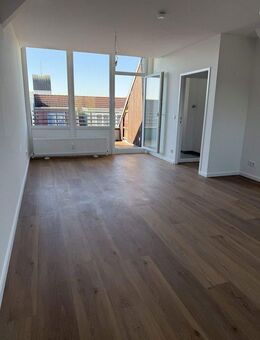 Ab sofort bezugsfrei: Frisch sanierte 2-Zimmer-Dachgeschosswohnung in Reinickendorf - Berlin
