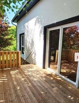 IMMOBERLIN.DE - Ersteinzug! Sehr attraktives Haus mit Südterrasse, Garage & Sonnengarten in naturverbundener Lage - Stechlin