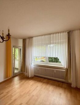 LEERE DREI ZIMMER WOHNUNG IM ERSTEN OBERGESCHOSS! - Düsseldorf