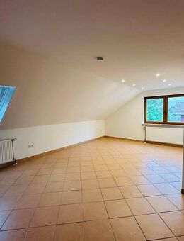UMFASSEND RENOVIERTE DACHGESCHOSSWOHNUNG IN ORTSRANDLAGE MIT BLICK INS GRÜNE - Bretzfeld