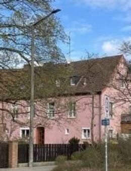 TOP RENOVIERTE 3-ZIMMER-DACHGESCHOSSWOHNUNG MIT GROSSER GARAGE UND GARTENANTEIL IN FÜRTH-RONHOF - Fürth