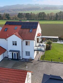 High-End-Residenz am Feldrand, flexibel nutzbar mit weiterem Baupotenzial, 4 Garagen & 10 Stellpl. - Wehrheim