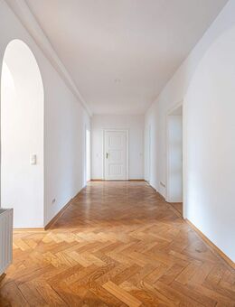 Großzügig und charmant: 4,5-Zimmer-Altbauwohnung mit historischen Details in ruhiger, begehrter Lage - München