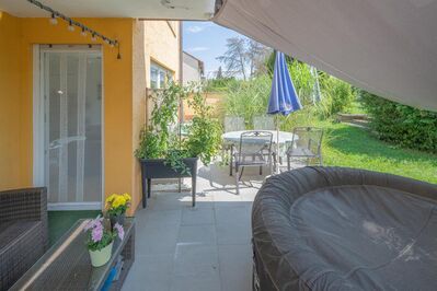 Zwei Wohnungen zu einem Preis mit Terrasse und Garten