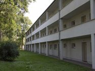 Seniorengerechte 2-Raum-Wohnung mit Dusche & Balkon - bei Einzug frisch renoviert - Bad Dürrenberg