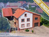 Großzügiges Einfamilienhaus mit Einliegerwohnung, Garagen, Innenhof, viel Stauraum - Kuhardt - Kuhardt