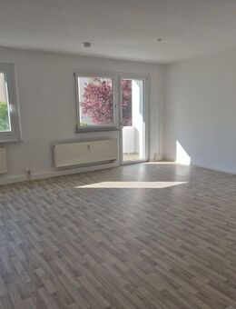 3-Raum-Wohnung mit Balkon im ersten Obergeschoss zu vermieten - Crimmitschau