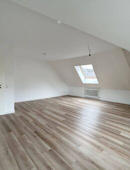 Sanierte 3-Zimmer-Dachgeschosswohnung mit Einbauküche - Kronberg (Taunus)