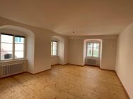 Sehr gepflegte, beziehbare und geräumige 4 Zimmer Wohnung in der Altstadt Ortspitze mit Donaublick - Passau