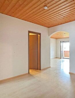 3 Zimmer Dachgeschosswohnung mit großem Potenzial und TG Stellplatz - Neumarkt (Oberpfalz)