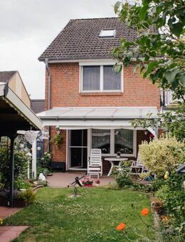 Ideal geschnittenes Endreihenhaus mit niedlichem Garten und Terrassenüberdachung - Kaltenkirchen