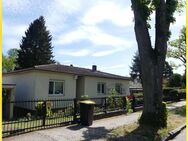 Hermsdorf! Gepflegter Massivbungalow in idyllischer Fließtallage mit zwei Garagen - Berlin