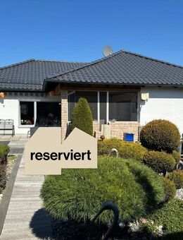 Jetzt ist der richtige Zeitpunkt! Stilvoller Bungalow mit meditativem Garten + Garage - Pyrbaum