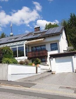 Sehr gepflegtes Zweifamilienhaus mit 2 Garagen - Bogen